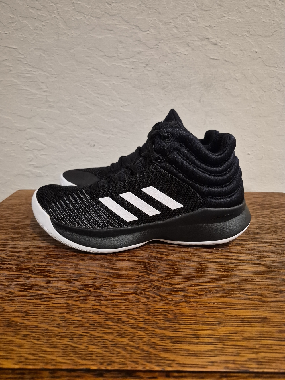 Adidas Pro Spark Mid-Top Athletic Basketball Shoes
Boy's Size US 5.5